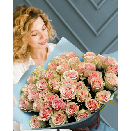 51 рожева троянда