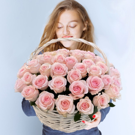 51 рожева троянда у кошику