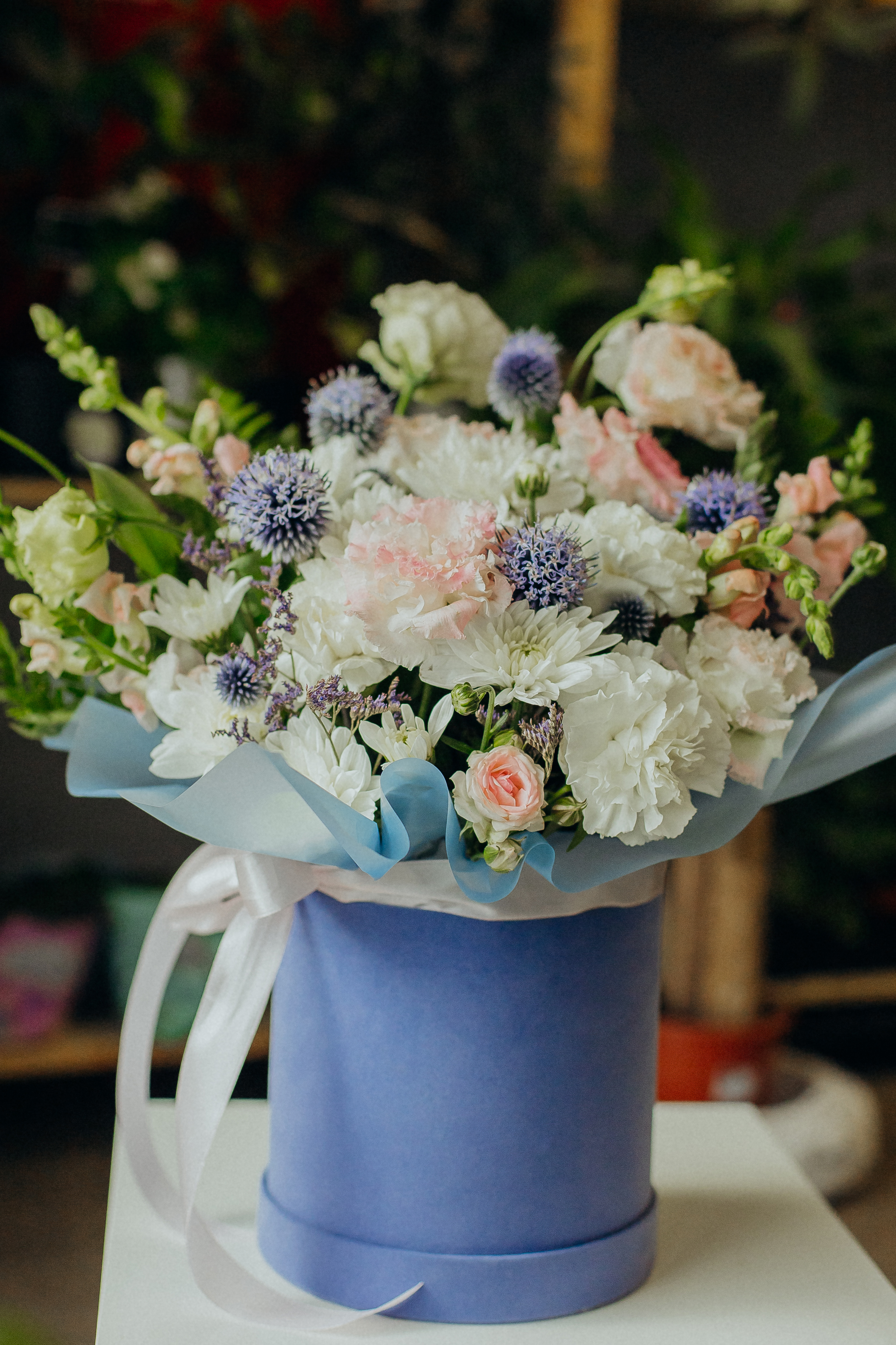 Букет из белых роз в комбинации с другими цветами