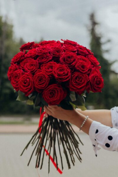 Шикарный букет красных роз